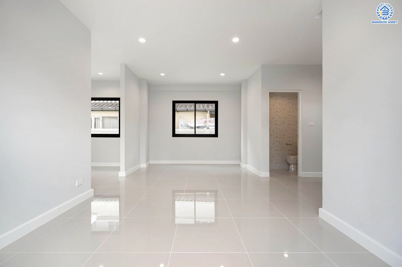 บ้านมือสองตกแต่งใหม่ แบรนด์ LH โครงการ ชัยพฤกษ์ บางบัวทอง หลังใหญ่ เนื้อที่ 76 ตร.ว. ฟังก์ชัน 3 ห้องนอน 2 ห้องน้ำ จอดรถได้ 2 คัน พร้อม Facilities ครบครัน บนทำเลเดินทางสะดวก ติดถนนบางกรวย-ไทรน้อย ใกล้เซ็นทรัลเวสต์เกต และรถไฟฟ้าสายสีม่วง "สถานีบางพลู"